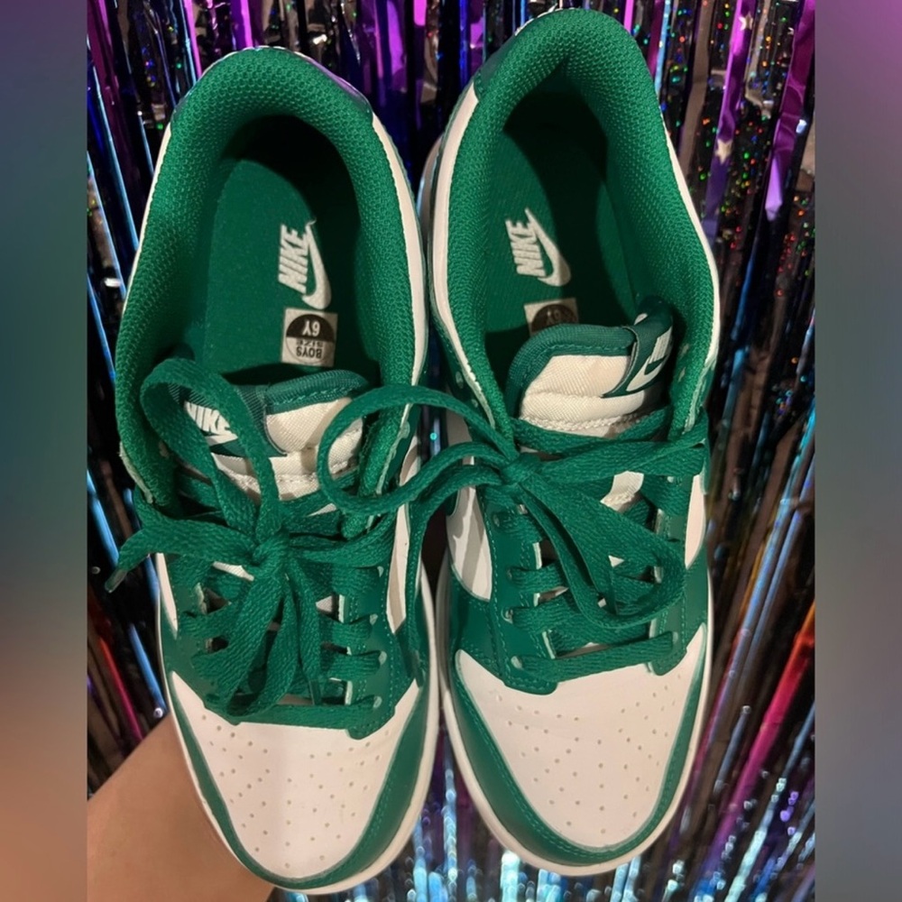 Big Kids Nike Dunks Green and white size 6 is equivalent to women’s 7 1/2 - Picture 3 of 5